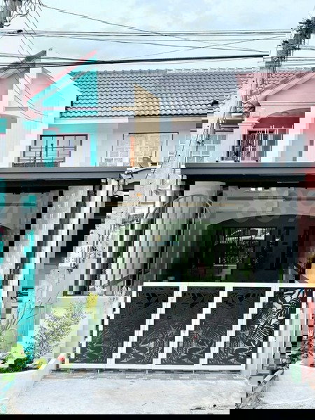 รูป ขายทาวน์เฮ้าส์ 2 ชั้น ม.ณัฐวรรณ ซ.สังฆสันติสุข 18 หนองจอก เนื้อที่ 18.9 ตรว 2นอน 2น้ำ อยู่ถนนเส้นเมน หลังบ้านโล่ง ถนนกว้าง - รูปที่ 1/8