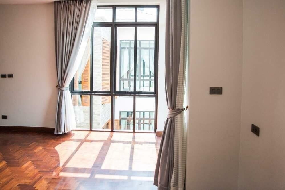 รูป LTHC7114 – House with Private Swimming in Compound in Phrom Phong FOR RENT 4 beds 5 baths Size 714 Sq.M. Near BTS Phrom Phong Station ONLY 200k/month - รูปที่ 5/9