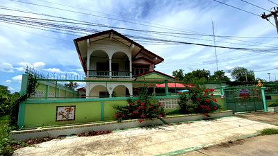 บ้านเดี่ยว เมืองสิงห์บุรี สิงห์บุรี : ขายบ้านเดี่ยว ทำเลดี พื้นที่กว้าง อยู่ติดกับศาลาว่ากลางสิงห์บุรี อยู่ห่างจากถนนใหญ่ 150 เมตร บ้านเดี่ยวพร้อมอยู่ 2 ชั้น