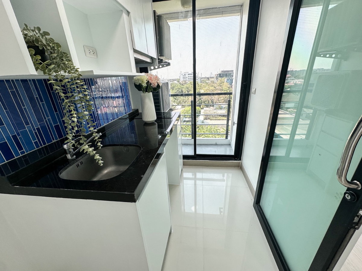 รูป ขายด่วน คอนโดแนวรถไฟฟ้า ใกล้ BTS บางจาก เฟอร์ครบ เข้าอยู่ได้เลย  - รูปที่ 12/13