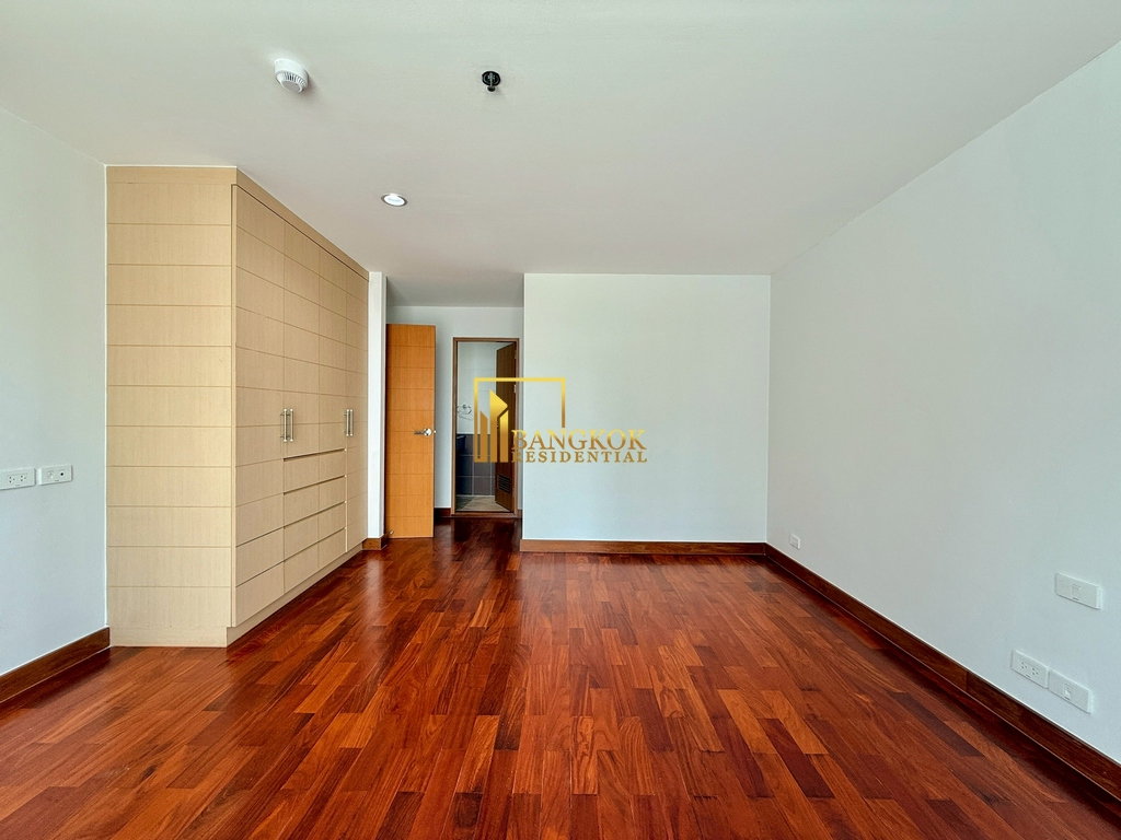 รูป Large 4 Bedroom Penthouse Apartment in Phrom Phong Area - BR0264AP - รูปที่ 38/47