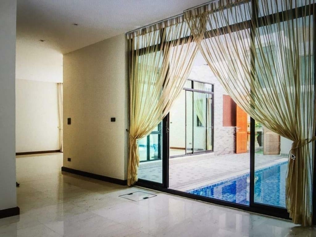 รูป LTHC7114 – House with Private Swimming in Compound in Phrom Phong FOR RENT 4 beds 5 baths Size 714 Sq.M. Near BTS Phrom Phong Station ONLY 200k/month - รูปที่ 4/9