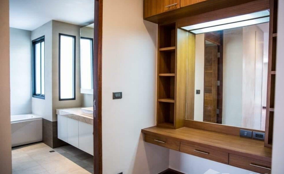 รูป LTHC7114 – House with Private Swimming in Compound in Phrom Phong FOR RENT 4 beds 5 baths Size 714 Sq.M. Near BTS Phrom Phong Station ONLY 200k/month - รูปที่ 8/9