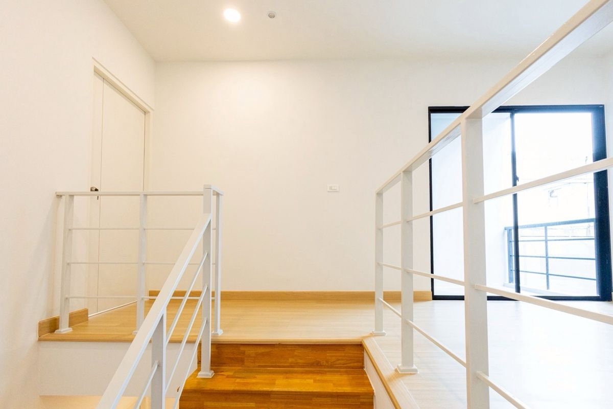 รูป  ทาวน์โฮม 3 ชั้น รีโนเวทพร้อมอยู่ บ้านสำหรับคนที่มองหาความคุ้มค่าทำเลพระราม 9–อ่อนนุชใกล้สนามบินสถวรรณภูมิ ใกล้มอเตอร์เวย์ - รูปที่ 5/23