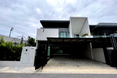 ขายบ้านเดี่ยว : ขาย เช่าบ้านเดี่ยว VIVE บางนา กม7 บ้านหรูสไตล์โมเดิร์น พร้อมเข้าอยู่ ทำเลดี ใกล้ Mega บางนา เพียง 500 ม.