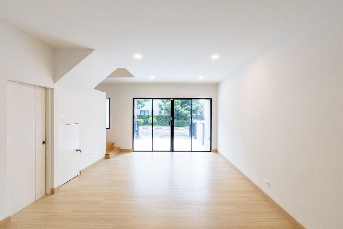 รูป  ทาวน์โฮม 3 ชั้น รีโนเวทพร้อมอยู่ บ้านสำหรับคนที่มองหาความคุ้มค่าทำเลพระราม 9–อ่อนนุชใกล้สนามบินสถวรรณภูมิ ใกล้มอเตอร์เวย์ - รูปที่ 21/23