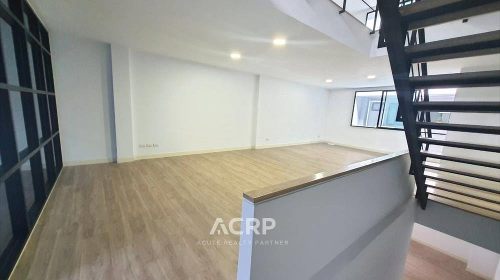 รูป ขายพร้อมผู้เช่า โฮมออฟฟิศ 4.5 ชั้น สไตล์ Loft โครงการ Nirvana @ Work Ramintra ติดถนนรามอินทรา - รูปที่ 8/9