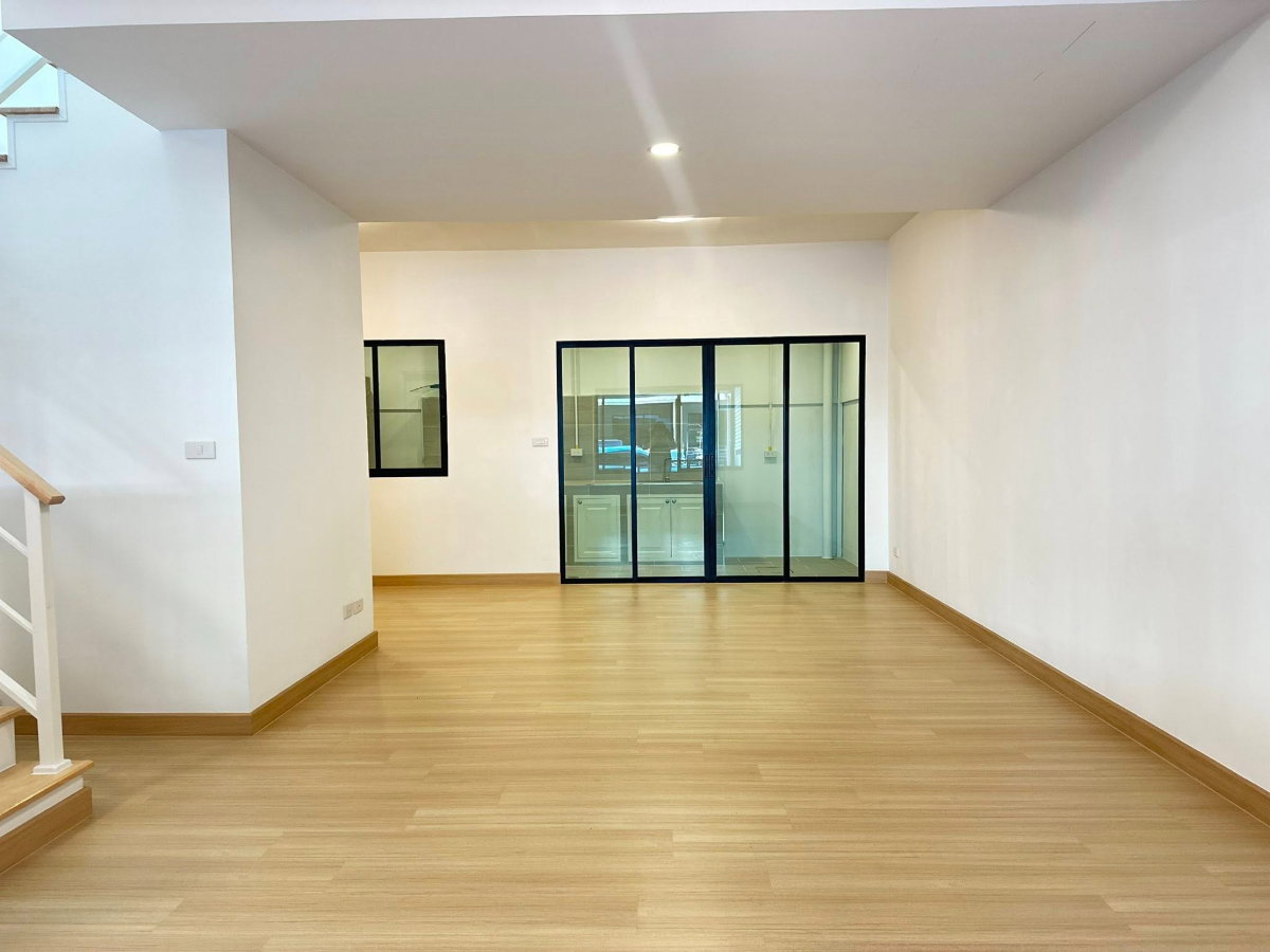 รูป ทาวน์โฮมรูปแบบใหม่ใกล้สนามบินสุวรรณภูมิ สไตล์ Modern ที่ออกแบบภายใต้แนวคิด Modish Real Living ให้ทุกแนวคิดเชื่อมต่อการใช้ชีวิตมีสไตล์ - รูปที่ 3/19