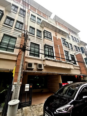 เช่าทาวน์โฮม เดอะ คริสตัล : ให้เช่าโฮมออฟฟิศ ม.บ้านกลางเมือง เออร์บาเนี่ยน ลาดพร้าว – วังหิน ใจกลางลาดพร้าว เชื่อมต่อเมือง ใน 5 นาที คุณบี โทร 064-146-6445 (R005 AGBE)