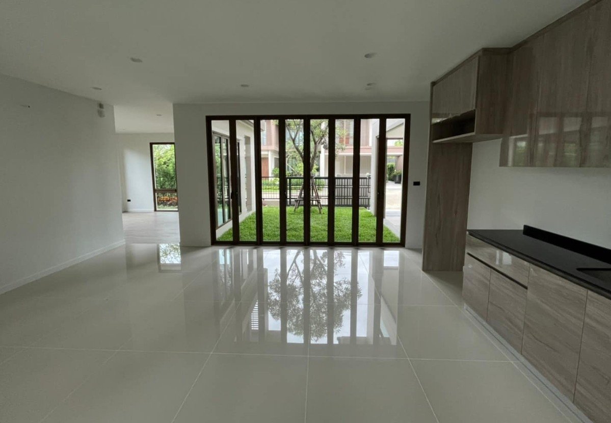 รูป LTHC7101 – Single House FOR SALE at Krungthepkreetha 4 beds 5 baths 300 sq.M. Near ARL Ramkhamhaeng station ONLY 30.9 MB - รูปที่ 3/7