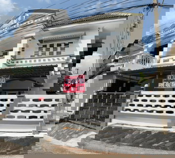 ขายบ้านทาวน์เฮ้าส์ 2 ชั้น  ม.ลภาวัน ถ.บางกรวย-ไทรน้อย ทำเลดี เดินทางสะดวก