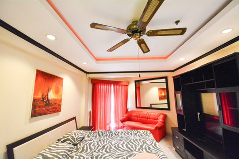 Studio Condo for Sale at Jomtien Beach Condominium in Pattaya