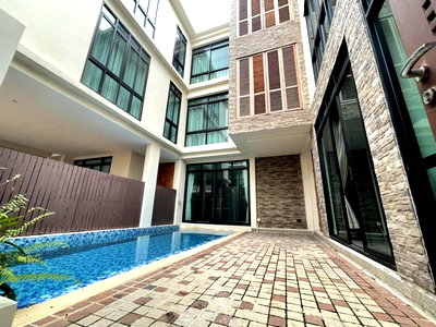 Houses for rent กระทรวงมหาดไทย : LTHC7114 – House with Private Swimming in Compound in Phrom Phong FOR RENT 4 beds 5 baths Size 714 Sq.M. Near BTS Phrom Phong Station ONLY 200k/month