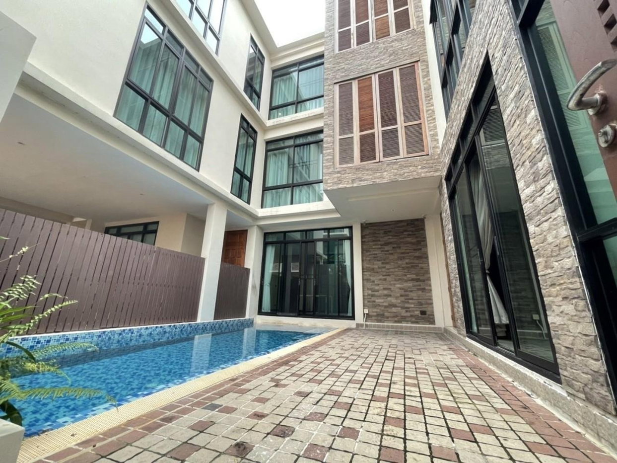รูป LTHC7114 – House with Private Swimming in Compound in Phrom Phong FOR RENT 4 beds 5 baths Size 714 Sq.M. Near BTS Phrom Phong Station ONLY 200k/month - รูปที่ 1/9
