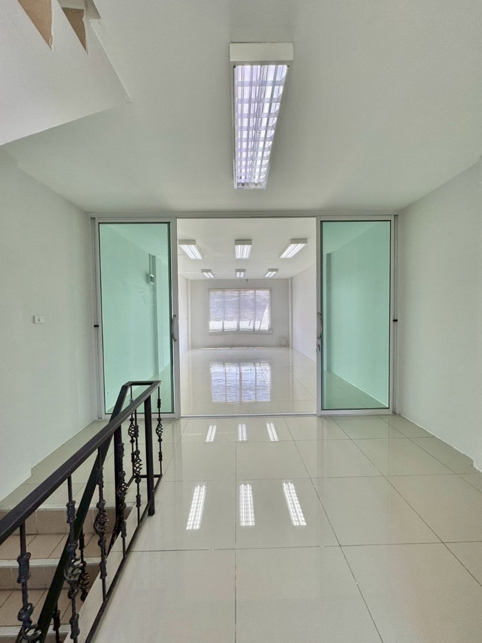 รูป ให้เช่าอาคารพาณิชย์ 4 ชั้น ทำเลค้าขายติดถนนใหญ่ หทัยราษฎร์ ติดถนนหทัยราษฎร์ ตรงข้ามตลาดหทัยมิตร พื้นที่คนพลุกพล่าน เหมาะทำธุรกิจทุกประเภท - รูปที่ 3/9