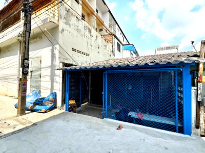 ทาวน์โฮม ถนนศรีนครินทร์-ร่มเกล้า : ขายตามสภาพ บ้านชั้นเดียว ซอยเคหะร่มเกล้า 23