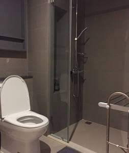 รูป Klass Silom【𝐒𝐄𝐋𝐋 & 𝐑𝐄𝐍𝐓】🔥ห้องสไตล์มินิมอล ตกแต่งสวย เฟอร์นิเจอร์ครบ ใกล้ BTS ช่องนนทรี🔥 ติดต่อไลน์ไอดี: @hacondo - รูปที่ 9/10