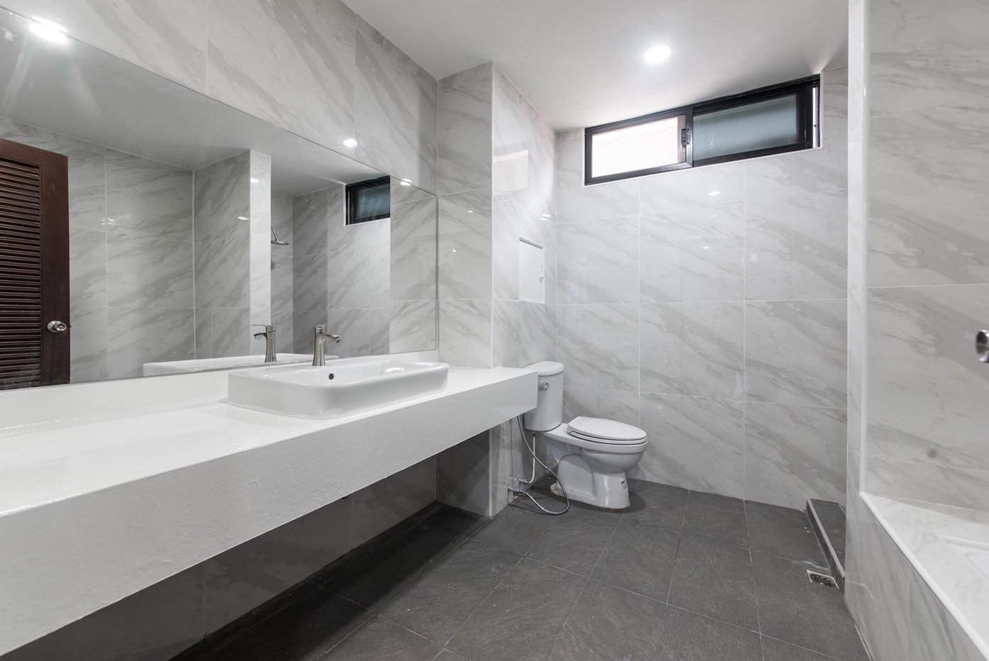 picture LTH6941 – Townhouse in Ekkamai FOR SALE 7 beds 5 baths Size 430 Sq.M. Near BTS Ekkamai Station ONLY 24.5 MB - 6/7
