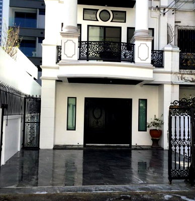 เช่าทาวน์โฮม เจ อเวนิว ทองหล่อ : LTHC7144 – Townhouse in Asoke FOR RENT 3 beds 4 baths Size 31.2 Sq.Wah. Near BTS Asoke Station ONLY 90k/month