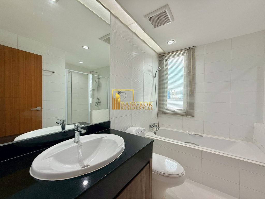 รูป Large 4 Bedroom Penthouse Apartment in Phrom Phong Area - BR0264AP - รูปที่ 32/47