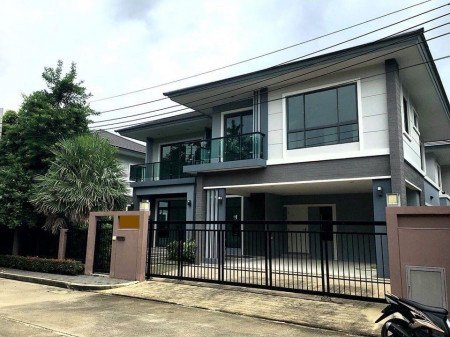 LTHC6957 – House FOR SALE at Pattanakarn 3 beds 4 baths 242 sq.M. Near BTS Bearing station ONLY 18.2 MB