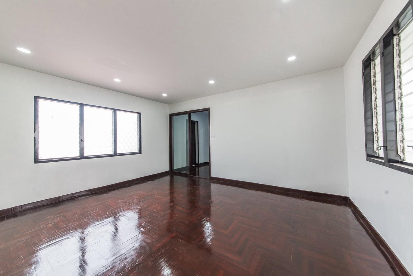 picture LTH6941 – Townhouse in Ekkamai FOR SALE 7 beds 5 baths Size 430 Sq.M. Near BTS Ekkamai Station ONLY 24.5 MB - 2/7