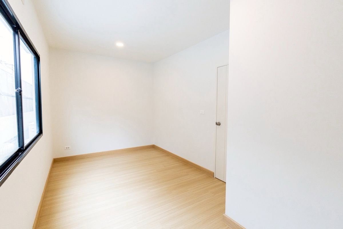 รูป  ทาวน์โฮม 3 ชั้น รีโนเวทพร้อมอยู่ บ้านสำหรับคนที่มองหาความคุ้มค่าทำเลพระราม 9–อ่อนนุชใกล้สนามบินสถวรรณภูมิ ใกล้มอเตอร์เวย์ - รูปที่ 8/23