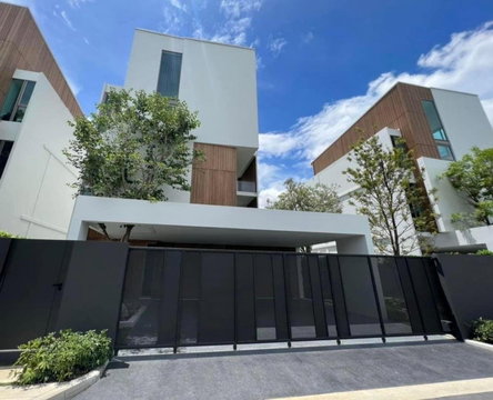 LTHC7089 – House FOR RENT in Rama 9 3 beds 4 baths 324 sq.M. Near ARL Huamark station ONLY 350k/month
