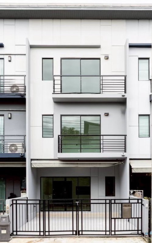 ขายทาวน์โฮม :  ทาวน์โฮม 3 ชั้น รีโนเวทพร้อมอยู่ บ้านสำหรับคนที่มองหาความคุ้มค่าทำเลพระราม 9–อ่อนนุชใกล้สนามบินสถวรรณภูมิ ใกล้มอเตอร์เวย์