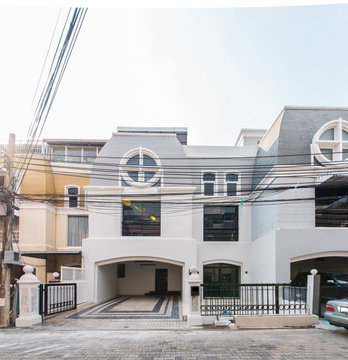 LTH6941 – Townhouse in Ekkamai FOR SALE 7 beds 5 baths Size 430 Sq.M. Near BTS Ekkamai Station ONLY 24.5 MB