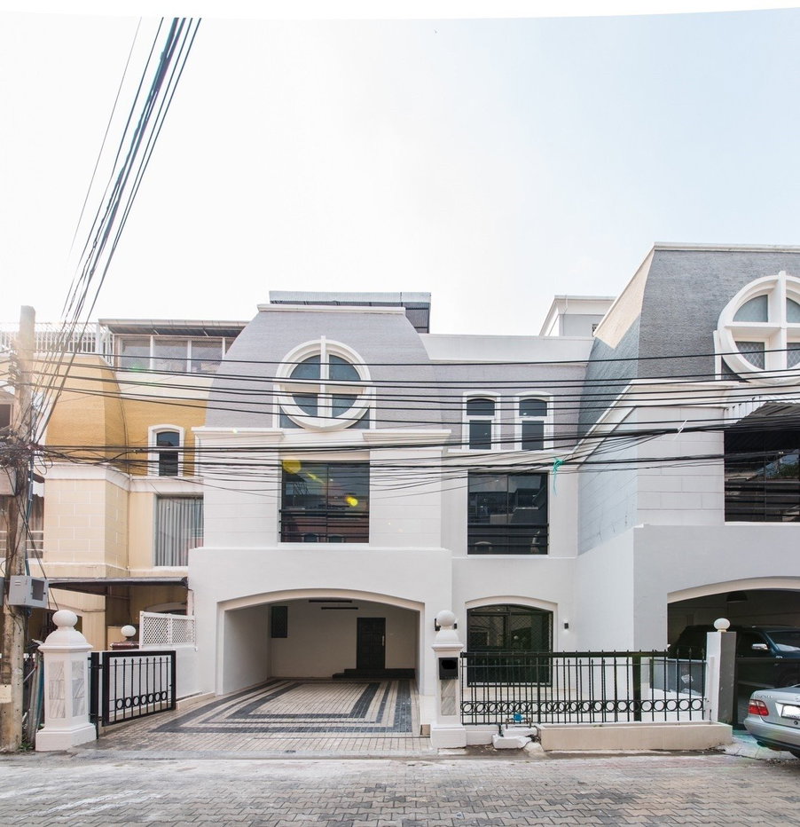 picture LTH6941 – Townhouse in Ekkamai FOR SALE 7 beds 5 baths Size 430 Sq.M. Near BTS Ekkamai Station ONLY 24.5 MB - 1/7