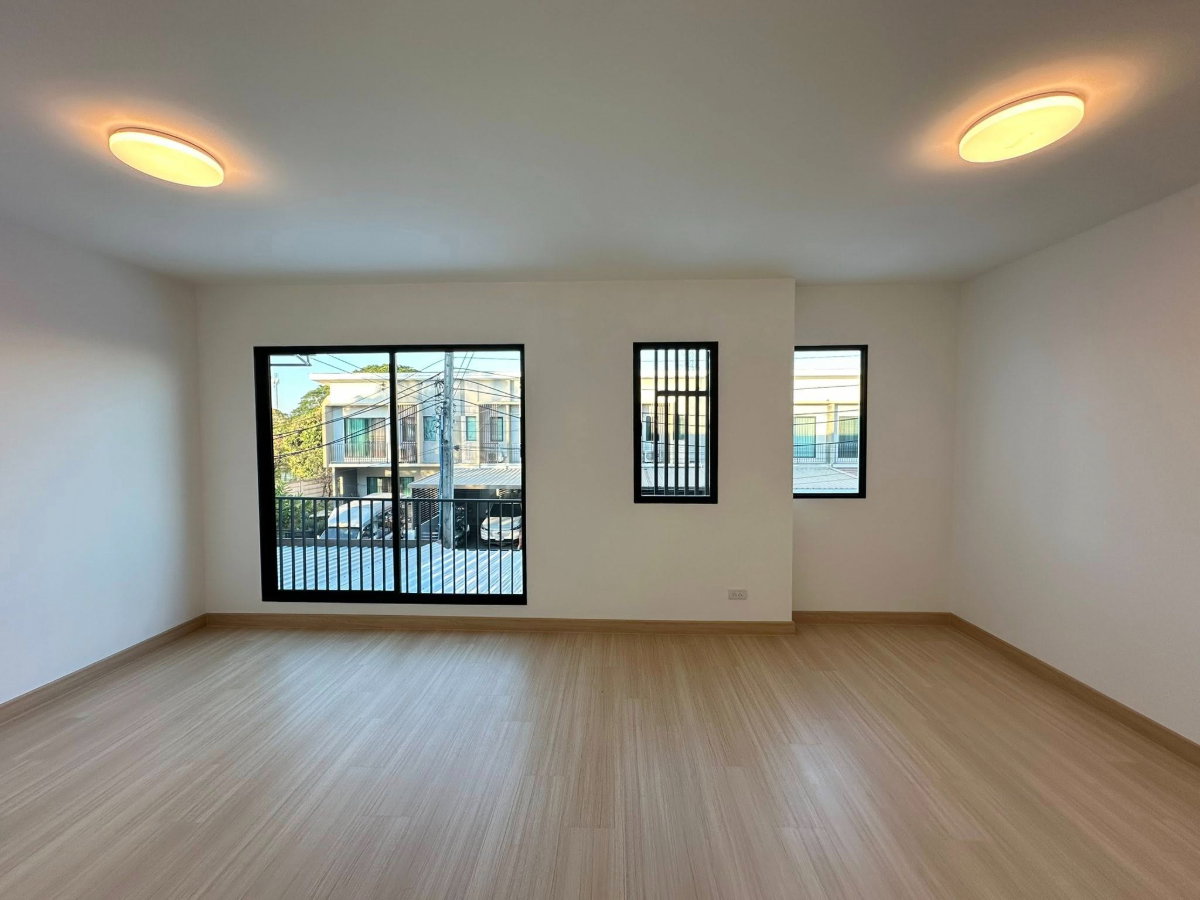 รูป ทาวน์โฮมรูปแบบใหม่ใกล้สนามบินสุวรรณภูมิ สไตล์ Modern ที่ออกแบบภายใต้แนวคิด Modish Real Living ให้ทุกแนวคิดเชื่อมต่อการใช้ชีวิตมีสไตล์ - รูปที่ 11/19