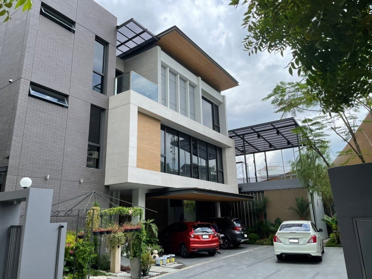 รูป LTHC7145 – House with Private Swimming Pool in Rama 3 FOR RENT 4 beds 7 baths Size 550 Sq.M. Near BTS Chong Nonsi Station ONLY 550k/month - รูปที่ 1/8
