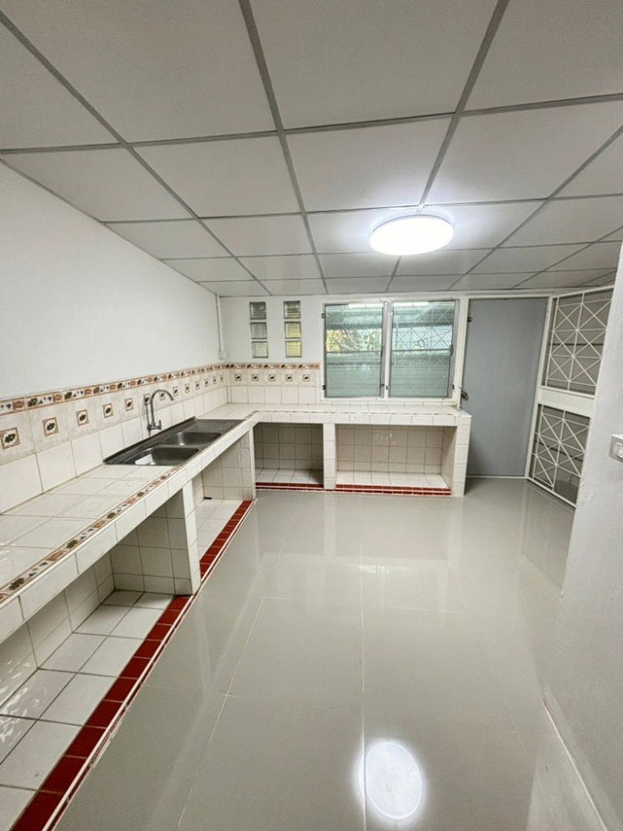 รูป #ให้เช่าทาวน์เฮ้าส์2ชั้น  รีโนเวทใหม่มากๆ 3ห้องนอน แอร์2 ตัว #หมู่บ้านเลิศอุบล5 ซ.สวนสยาม3 ราคา 10,000 ฿/เดือน ถ.รามอินทรา #ใกล้แฟชั่นไอส์แลนด์ 2 กม - รูปที่ 4/19