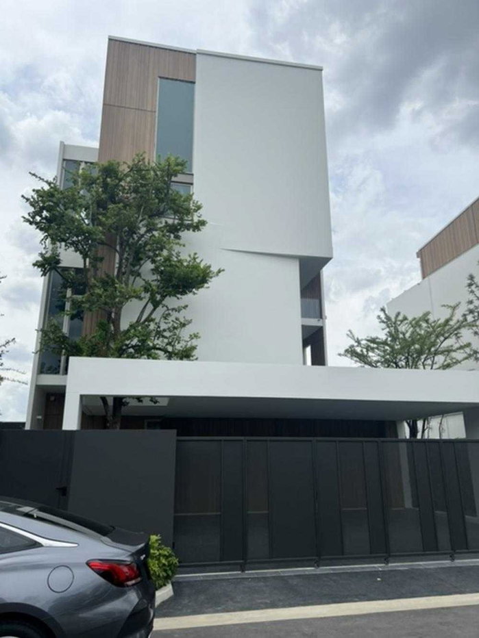 รูป LTHC7091 – House FOR SALE in Rama 9 3 beds 4 baths 324 sq.M. Near ARL Huamark station ONLY 38.5 MB - รูปที่ 1/6