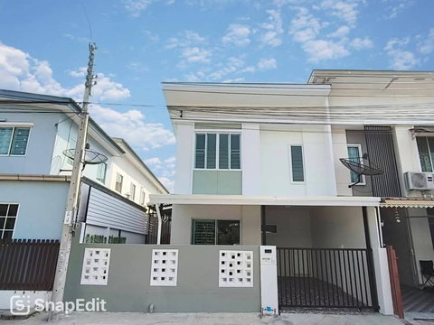 ทาวน์เฮ้าส์สวยพร้อมอยู่ ตัวบ้านหลังใหญ่มาพร้อมพื้นที่ใช้สอยแบบจุกๆ หลังริม หมู่บ้านพฤกษาวิลล์ 62/1ถนนนิมิตใหม่19/1