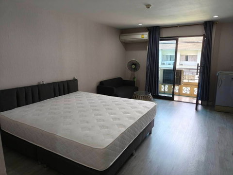 Silom Terrace【𝐑𝐄𝐍𝐓】🔥Warm-toned room with wooden furniture giving a homey feel🔥 Contact Line ID: @hacondo