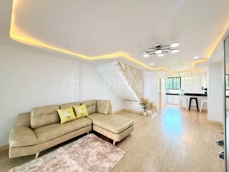 รูป ขายทาวน์เฮ้าส์ 2 ชั้น ม.ณัฐวรรณ ซ.สังฆสันติสุข 18 หนองจอก เนื้อที่ 18.9 ตรว 2นอน 2น้ำ อยู่ถนนเส้นเมน หลังบ้านโล่ง ถนนกว้าง - รูปที่ 3/8