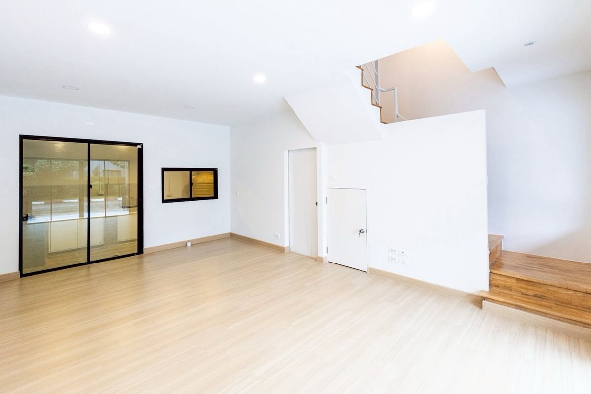 รูป  ทาวน์โฮม 3 ชั้น รีโนเวทพร้อมอยู่ บ้านสำหรับคนที่มองหาความคุ้มค่าทำเลพระราม 9–อ่อนนุชใกล้สนามบินสถวรรณภูมิ ใกล้มอเตอร์เวย์ - รูปที่ 7/23