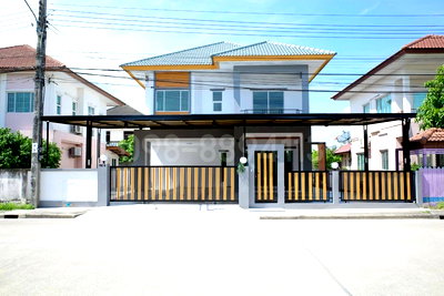 บ้านเดี่ยว ม.เทคโนโลยีมหานคร : ขายบ้านเดี่ยว 2 ชั้น ม.เปี่ยมภิรมย์ เนื้อที่ 68.7 ตรว 4นอน 3น้ำ บิ้วอินมือสอง ต่อเติมครัวลงเข็ม อยู่เส้นเมน หลังบ้านโล่ง