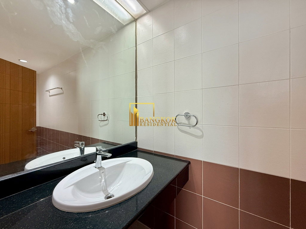 รูป Large 4 Bedroom Penthouse Apartment in Phrom Phong Area - BR0264AP - รูปที่ 39/47