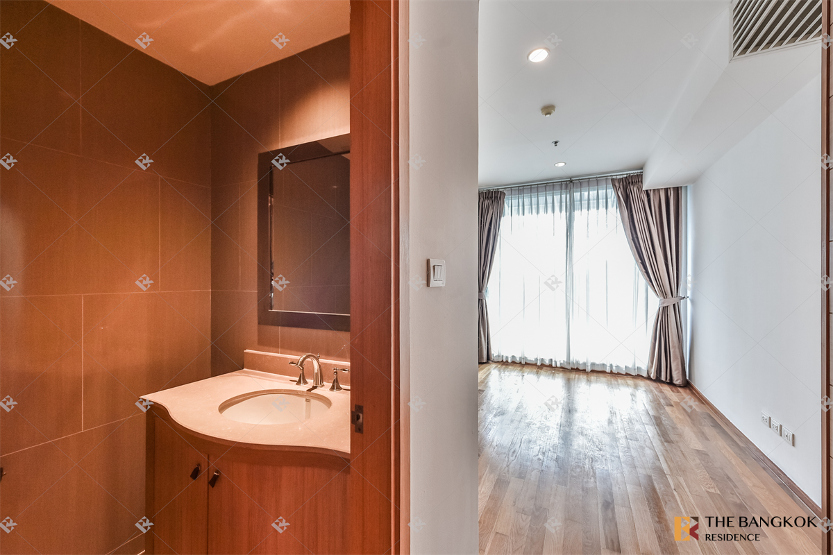 picture The Empire Place Luxury Condo at Special Price - 5/10