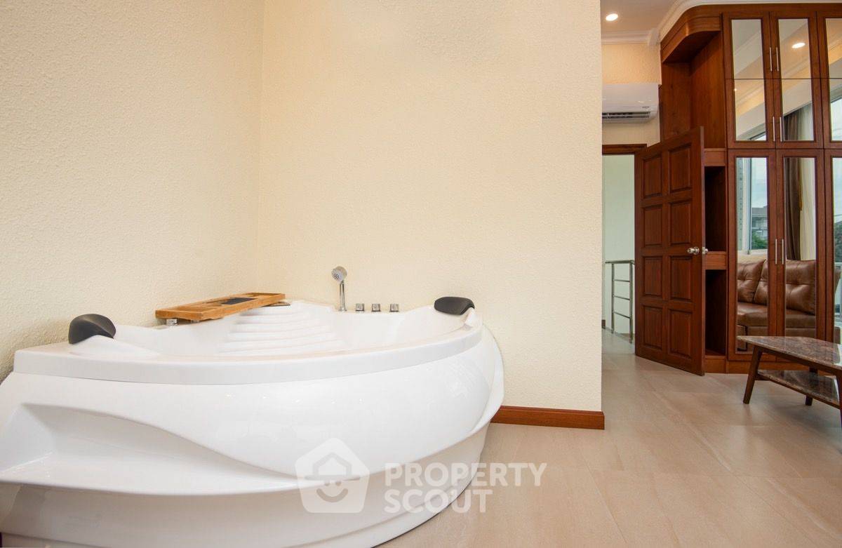 รูป วิลล่า 10-ห้องนอน ที่ พระตำหนัก เรสซิเดนซ์ วิลล่า รีสอร์ท ใกล้ ถนนพระตำหนัก พัทยา (ID 2755851) - รูปที่ 8/20