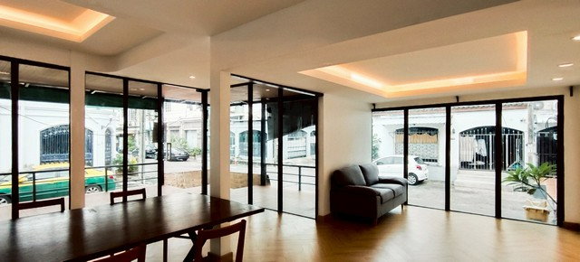 รูป HR3331ให้เช่าทาวน์โฮม 3 ชั้น หลังมุม รีโนเวทใหม่ ทำเลทองพระราม 9 เหมาะเป็น Home Office / คาเฟ่ /อยู่อาศัย - รูปที่ 4/10