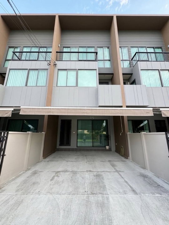 Townhouses for rent : House for Rent at Baan Klang Muang Rama 9 - Krungthep Kreetha (E6809049)