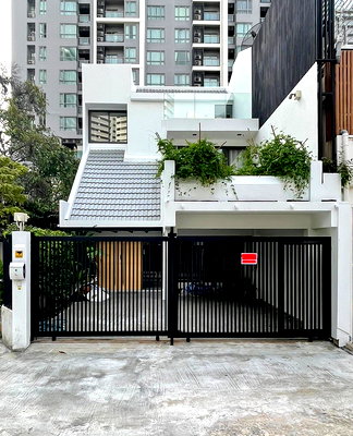 เช่าทาวน์โฮม เจ อเวนิว ทองหล่อ : LTH4543 – Newly Renovated Townhouse FOR RENT Thonglor 4 beds 3 baths size 220 Sq.M. Near BTS Thonglor station ONLY 80k/Month