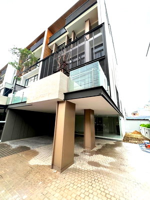 เช่าบ้านเดี่ยว เขตสวนหลวง : LTHC7232 – Luxury Home Office in Rama9 FOR RENT 2 beds 6 baths Size 560 Sq.M. Near BTS Bearing Station ONLY 160k/month