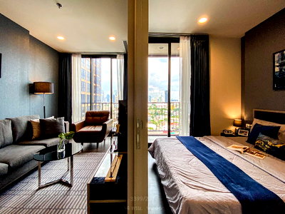 Condos for sale : SK099/Condo for sale OKA HAUS Sukhumvit 36, beautiful room, pool view, middle floor, Sukhumvit location, ready to move in immediately.