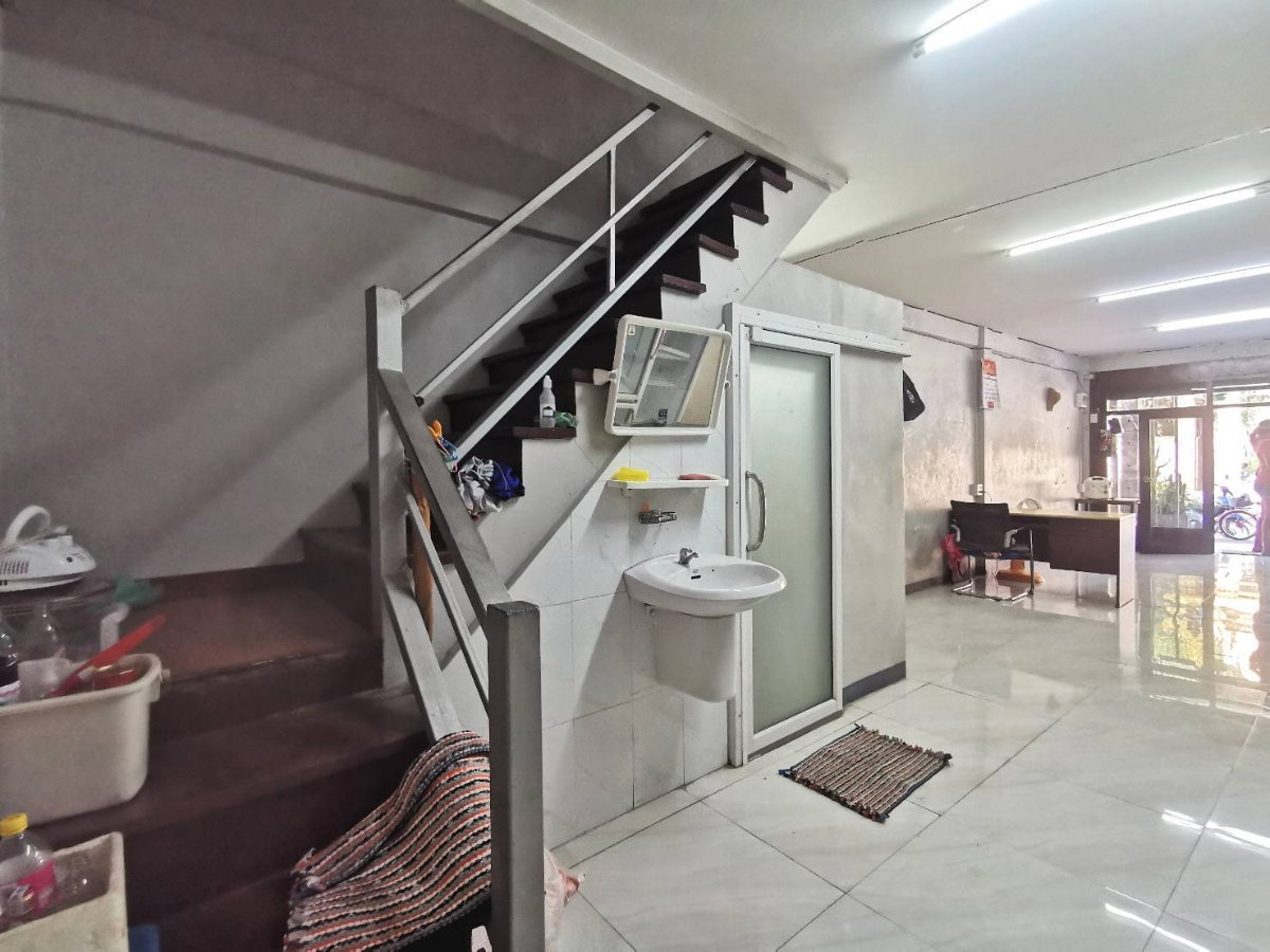 รูป อาคารพาณิชย์ 2 ชั้น ห้องมุม 12 วา 1 ห้องนอน 1 ห้องน้ำ ติดถนน 4 เลนย่านชุมชน ถนนประชาราษฎร์ ตำบลตลาดขวัญ อำเภอเมืองนนทบุรี จังหวัดนนทบุรี - รูปที่ 4/11