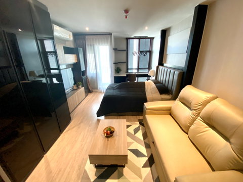 ปล่อยเช่า Rhythm Ekkamai ราคาดี แต่งเฟอร์นิเจอร์ครบ พร้อมเข้าอยู่!